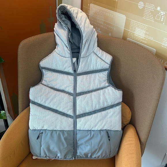 MPG hooded puffer vest with mesh trim. Size  XL - Picture 2 of 6
